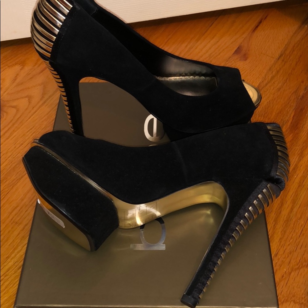 Bebe’s shoes 8 black gold high heel pump